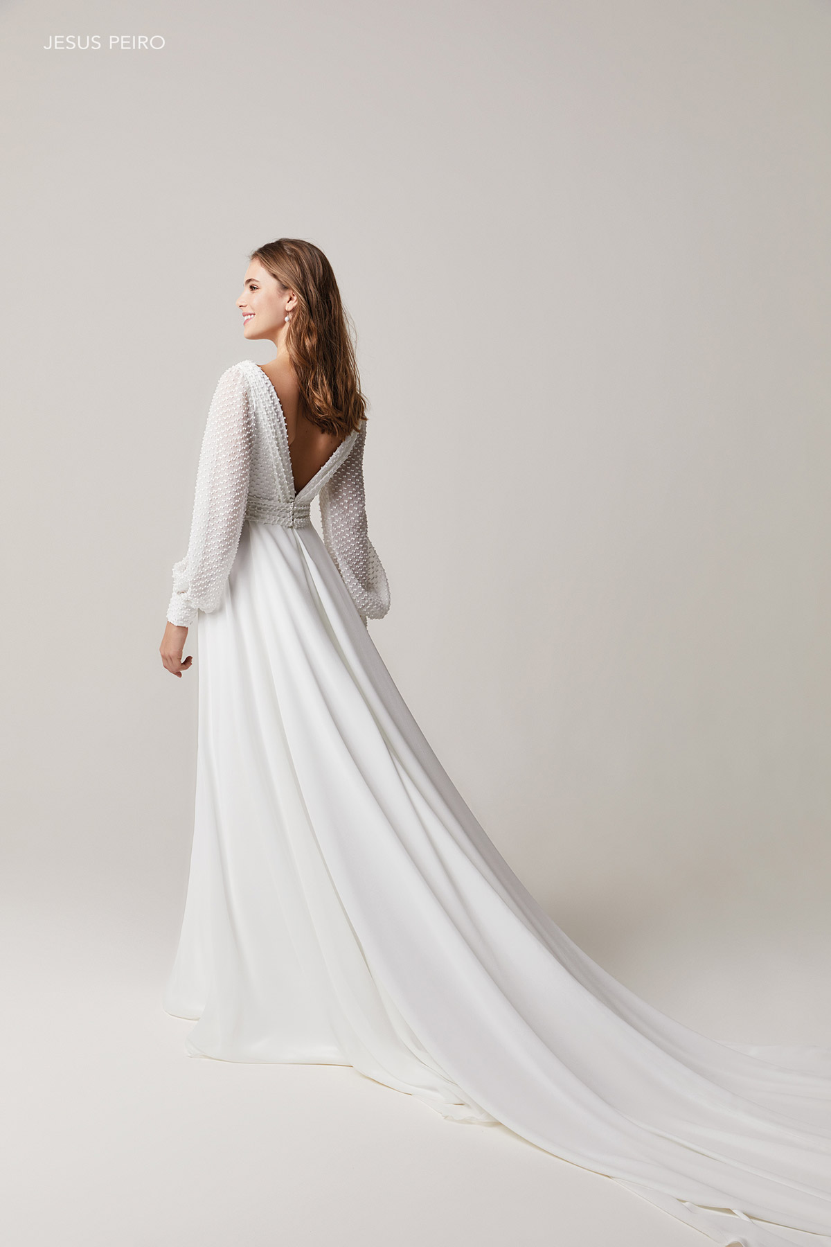 Vestidos de novia con espalda descubierta | JESUS PEIRO