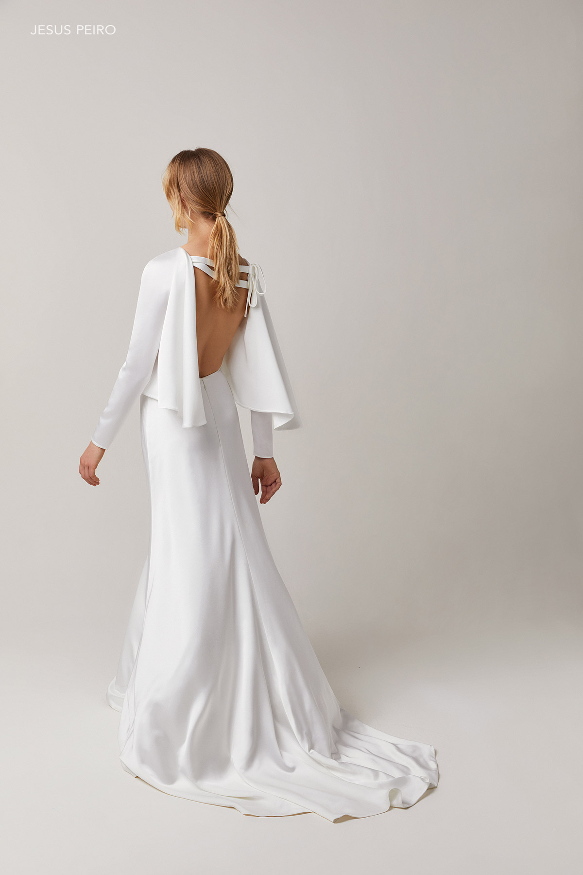 Vestidos de novia con espalda descubierta | JESUS PEIRO