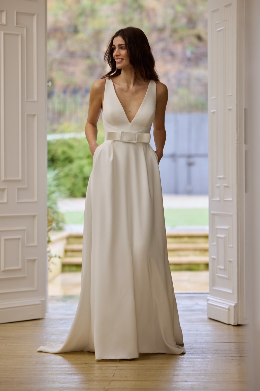 Vestido cuello pico en crep