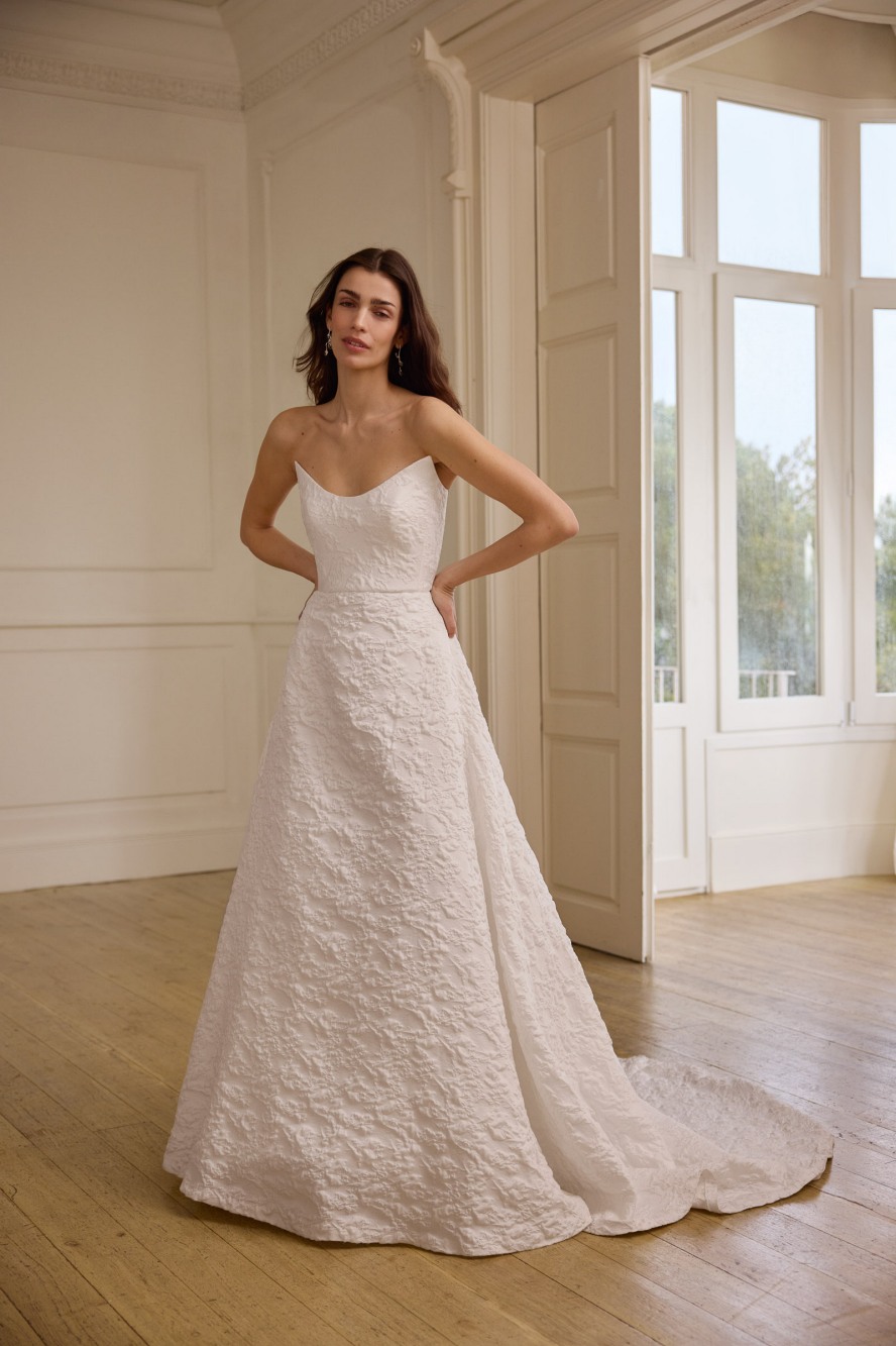 Gran evasé con escote convexo