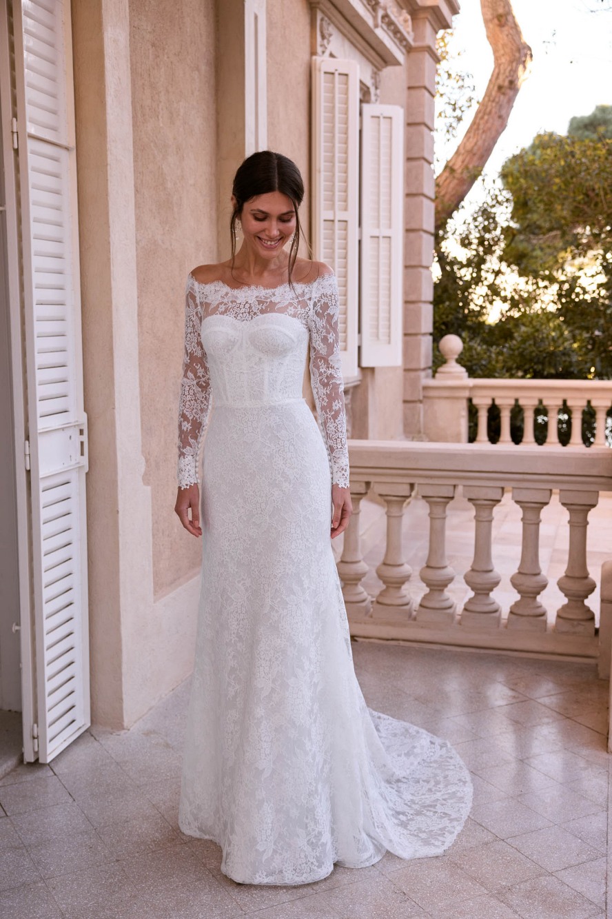 Vestido asirenado en blonda de chantilly